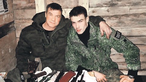 «Папа пришел»: Отец на руках вынес раненого сына под обстрелом
