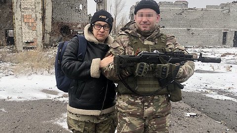 С автоматом в руке, с Есениным в сердце